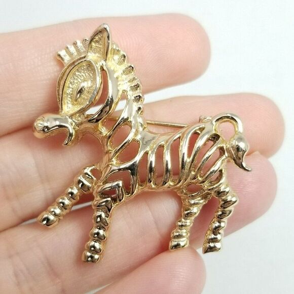 Vintage Sarah Coventry Zebra Shape Brooch, Gold Tone Filigree Design Lapel Pin - Picture 1 of 7